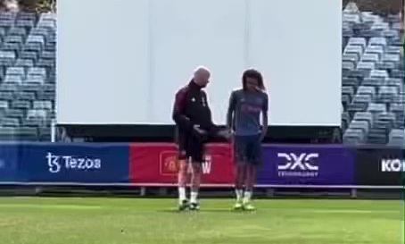 Erik ten Hag has been pictured having a one-to-one chat with Manchester United wonderkid Hannibal Mejbri after training. - Bóng Đá