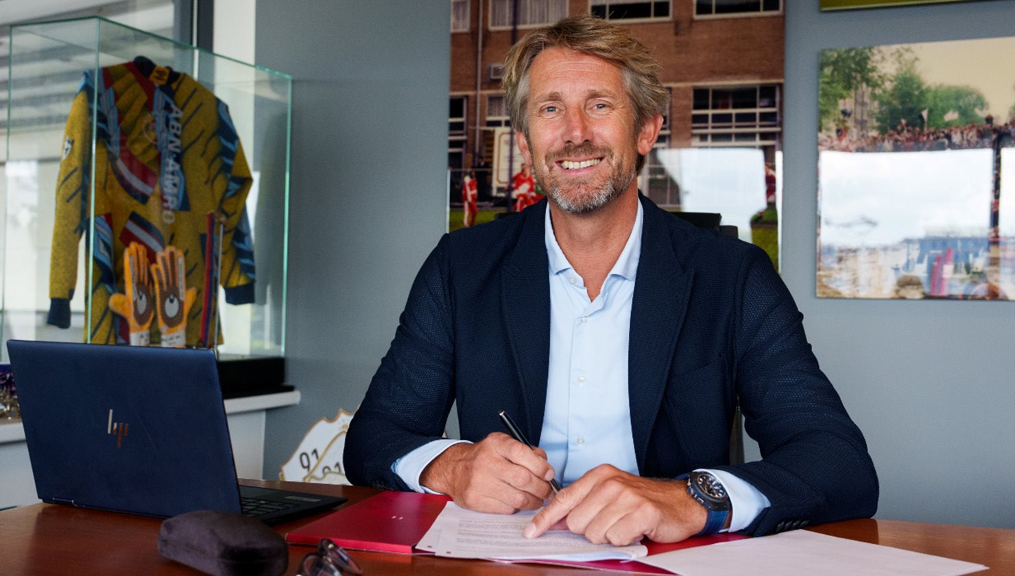 CHÍNH THỨC! Van der Sar ký hợp đồng 3 năm - Bóng Đá