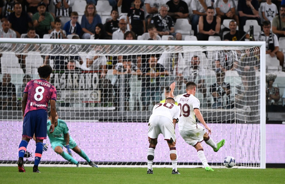 4 thẻ đỏ, VAR tước bàn thắng tạo nên trận cầu điên rồ của Juventus - Bóng Đá