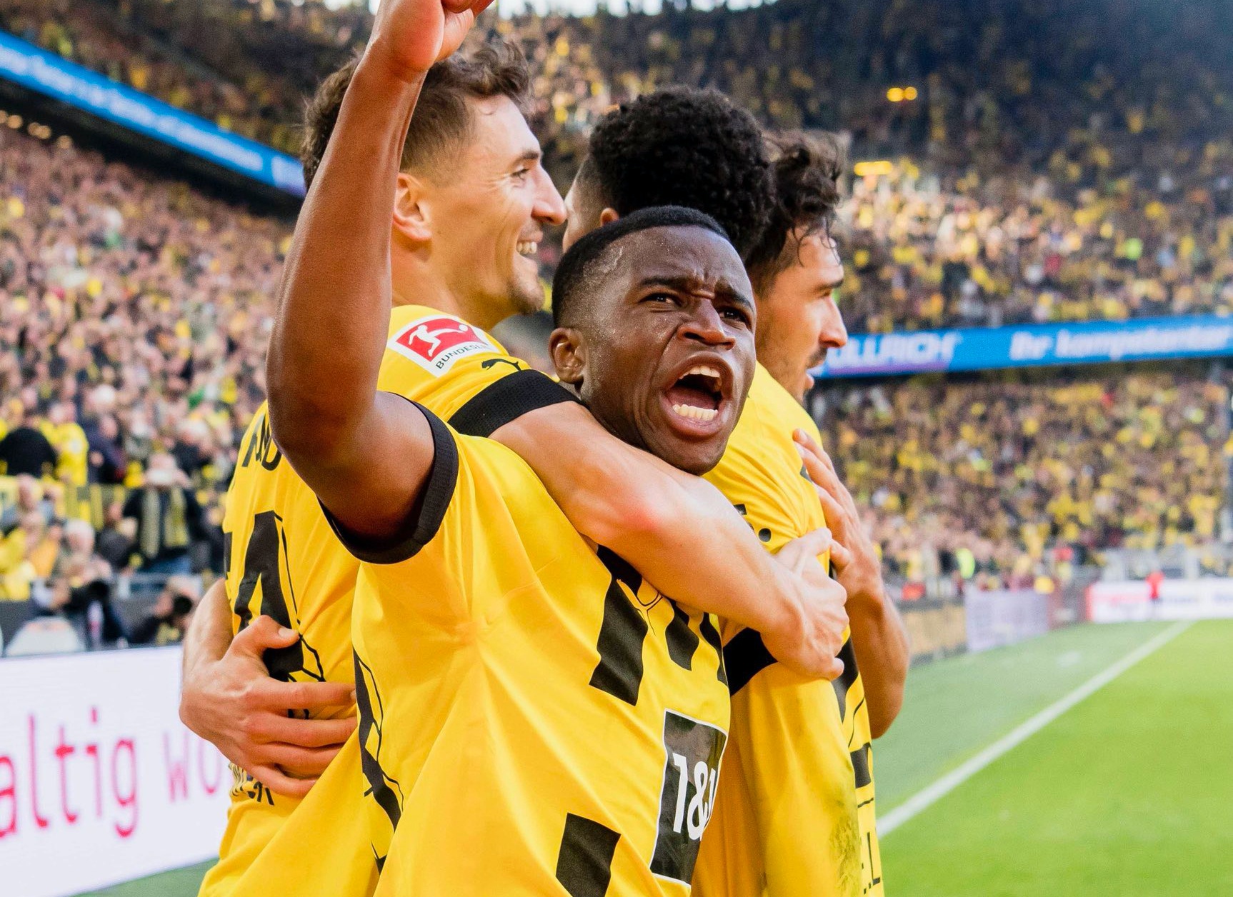 Dortmund lên đầu bảng trong ngày Reus nhận cú sốc - Bóng Đá