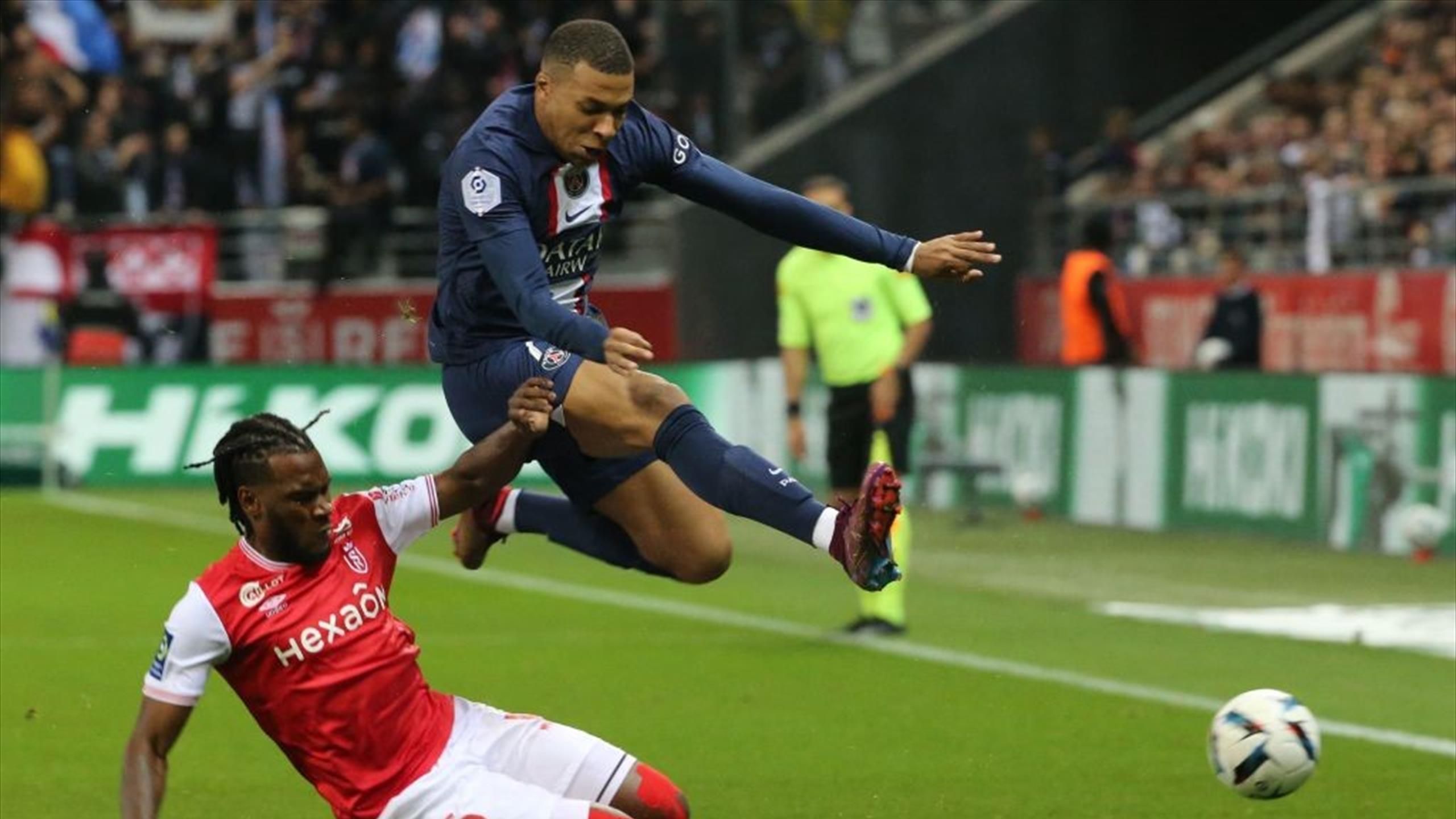 Hakimi bị kẹp cổ; Mbappe đấm người rồi ăn đấm - Bóng Đá