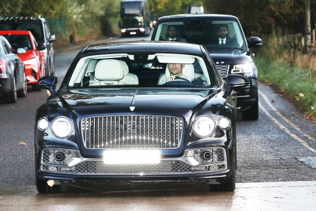 Cristiano Ronaldo arrives at Carrington after being dropped from Manchester United squad Man United issued a c - Bóng Đá