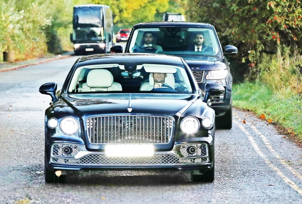 Cristiano Ronaldo arrives at Carrington after being dropped from Manchester United squad Man United issued a c - Bóng Đá