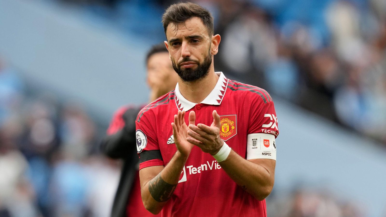 Erik ten Hag says he has to decide how best to replace Bruno Fernandes for Manchester United's trip to Aston Villa - Bóng Đá