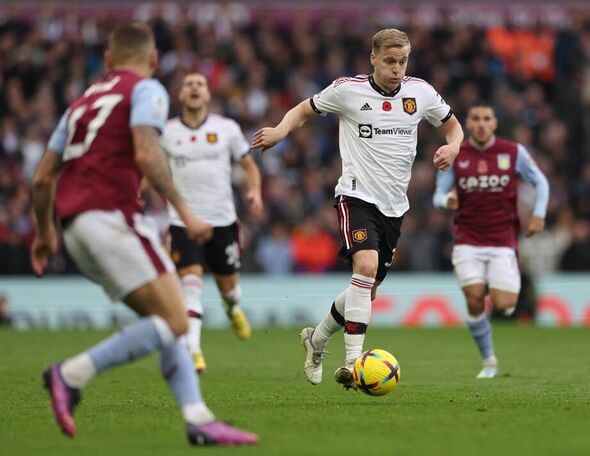 Van de Beek hoàn toàn "tàng hình" trước Aston Villa.