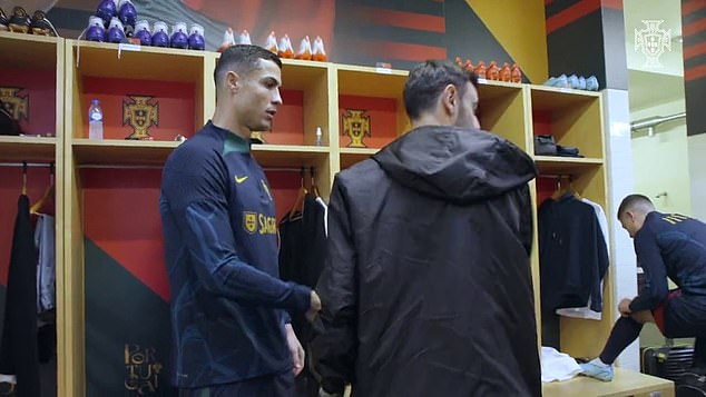 Fernandes được cho là tỏ thái độ với Ronaldo.