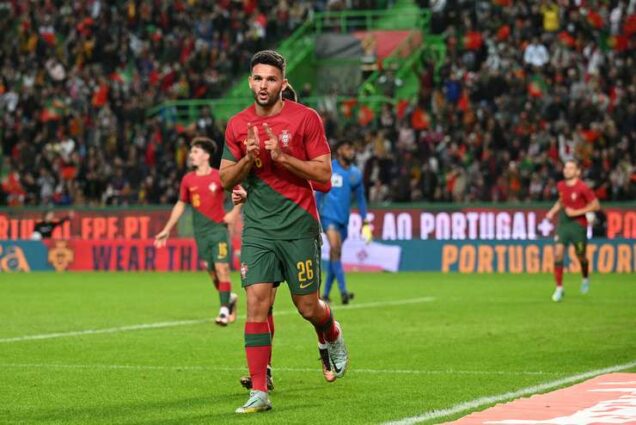 Fernandes bùng cháy với cú đúp, Bồ Đào Nha thắng đậm dù không có Ronaldo - Bóng Đá