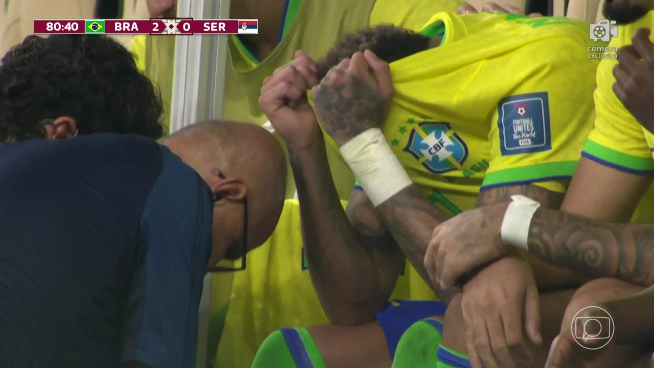 Neymar bật khóc trên ghế dự bị - Bóng Đá