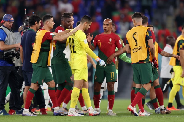 ‘He nearly died’ – Watch Cristiano Ronaldo’s heart-in-mouth reaction to Portugal keeper’s last-minute howler vs Ghana - Bóng Đá