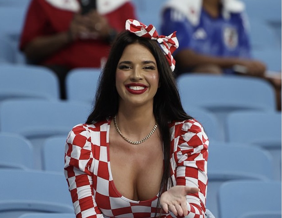 Ivana Knoll lại gây nhức mắt trên khán đài trận Nhật - Croatia - Bóng Đá