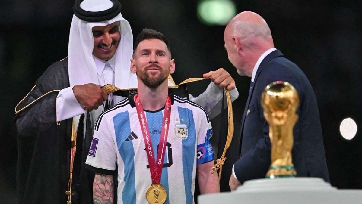 Điều ít ai biết về chiếc áo choàng vua ban cho Lionel Messi - Bóng Đá