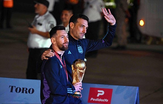 Messi và cúp vàng đã về tới Argentina, khung cảnh choáng ngợp - Bóng Đá