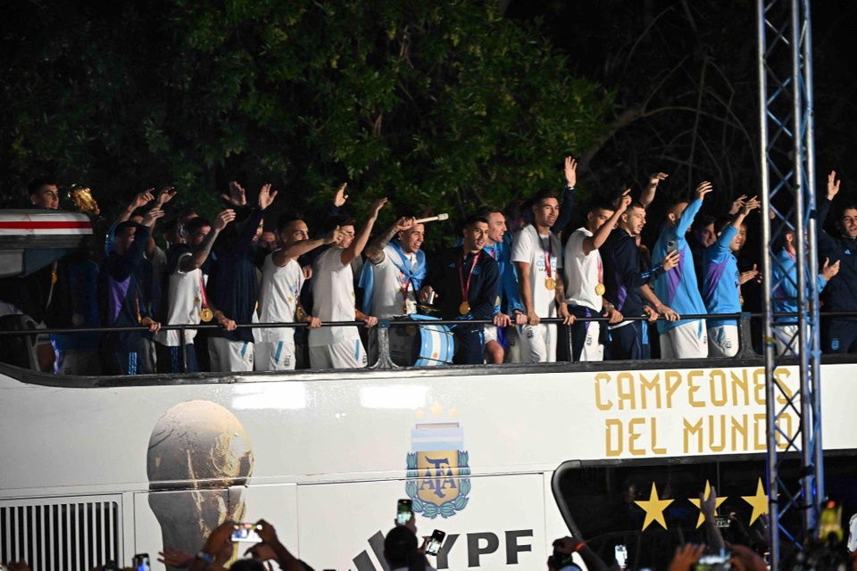 Messi và cúp vàng đã về tới Argentina, khung cảnh choáng ngợp - Bóng Đá