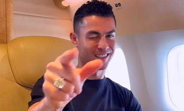 Saudi-bound Cristiano Ronaldo jets off to Riyadh with his family on their private jet ahead of his Al-Nassr medical - Bóng Đá
