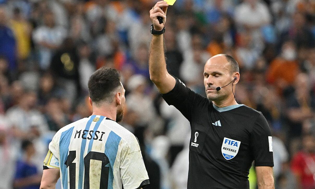 Controversial World Cup ref 'to retire' after angering Lionel Messi - Bóng Đá