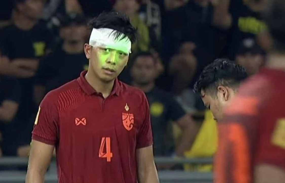 CĐV Malaysia liên tục chiếu tia laser vào mặt cầu thủ Thái Lan - Bóng Đá