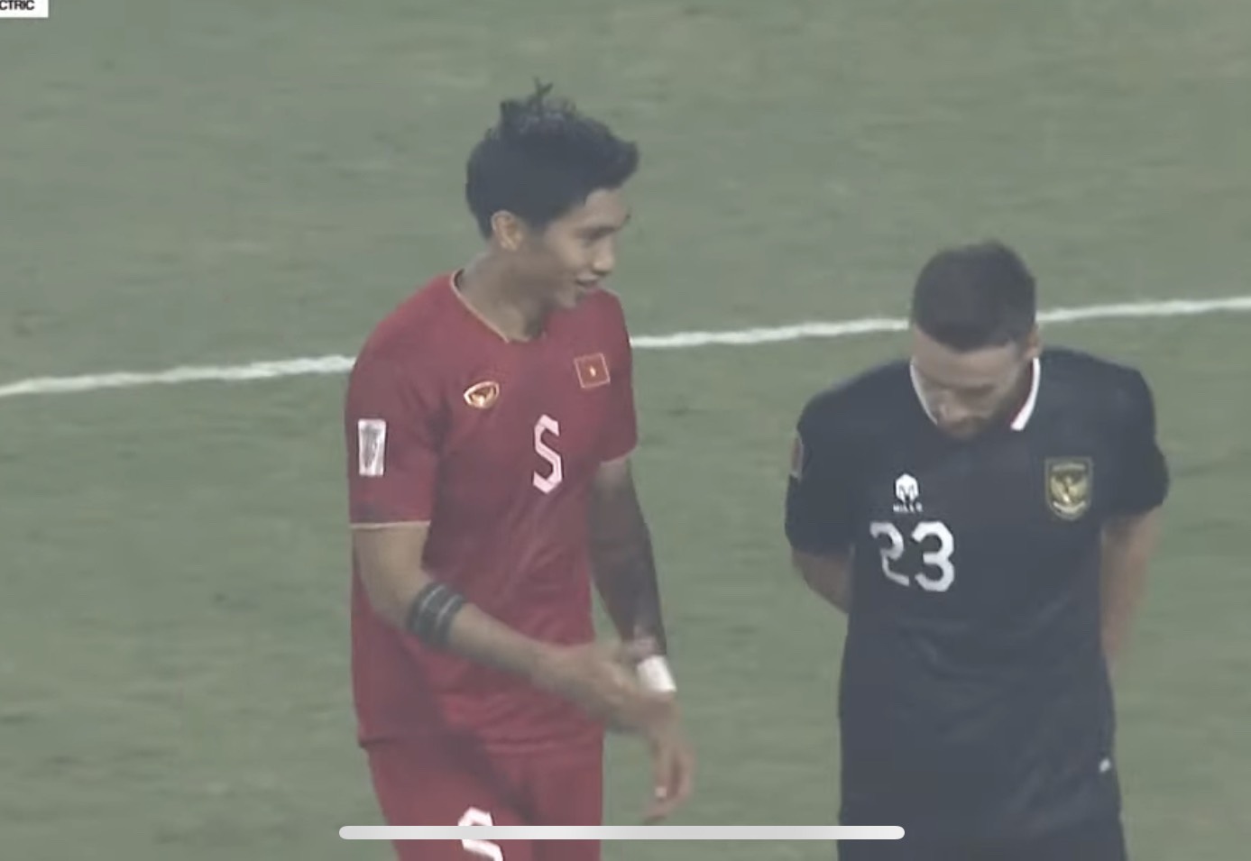 Cầu thủ Indonesia từ chối bắt tay Văn Hậu - Bóng Đá
