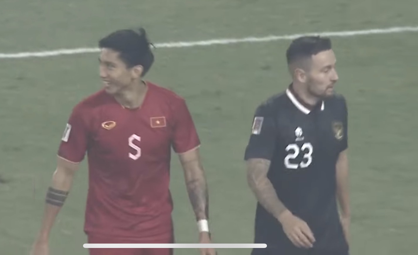 Cầu thủ Indonesia từ chối bắt tay Văn Hậu - Bóng Đá