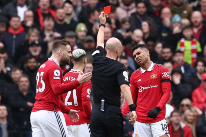 Man Utd quickly make decision on appealing Casemiro's red card ahead of four-game ban - Bóng Đá