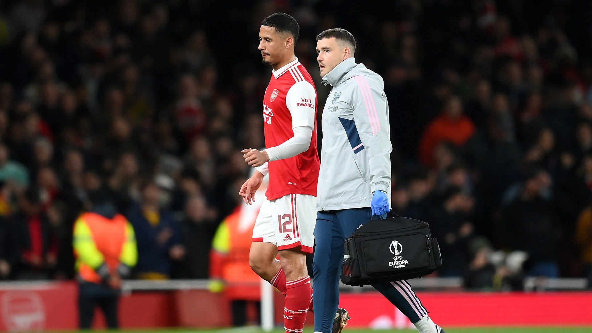 Arsenal defenders William Saliba and Takehiro Tomiyasu have both been forced off during the Gunners' Europa League game against Sporting. - Bóng Đá