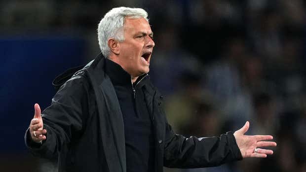 Jose Mourinho and Lazio president pulled apart as Roma boss gets involved in dressing room row after derby clash - Bóng Đá
