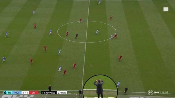 Jurgen Klopp left with head in hands as Andy Robertson made glaring mistake during dismal defeat by Man City - Bóng Đá