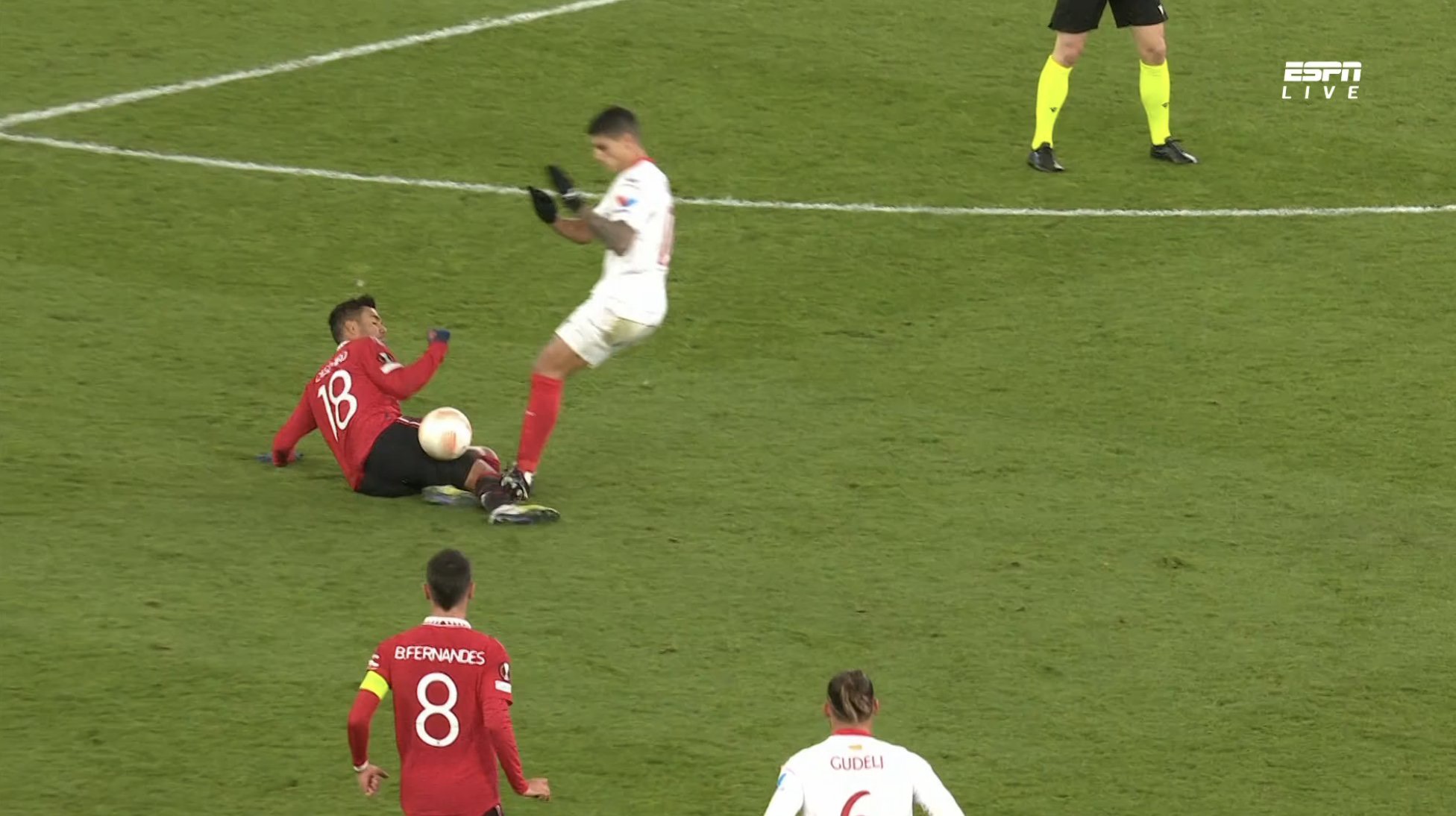 Man Utd ra tuyên bố gay gắt, tố trọng tài thiên vị ở 2 pha bóng