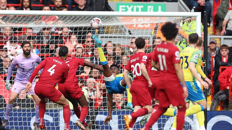 Liverpool gây sức ép lên top 4 trong trận cầu có 5 bàn - Bóng Đá