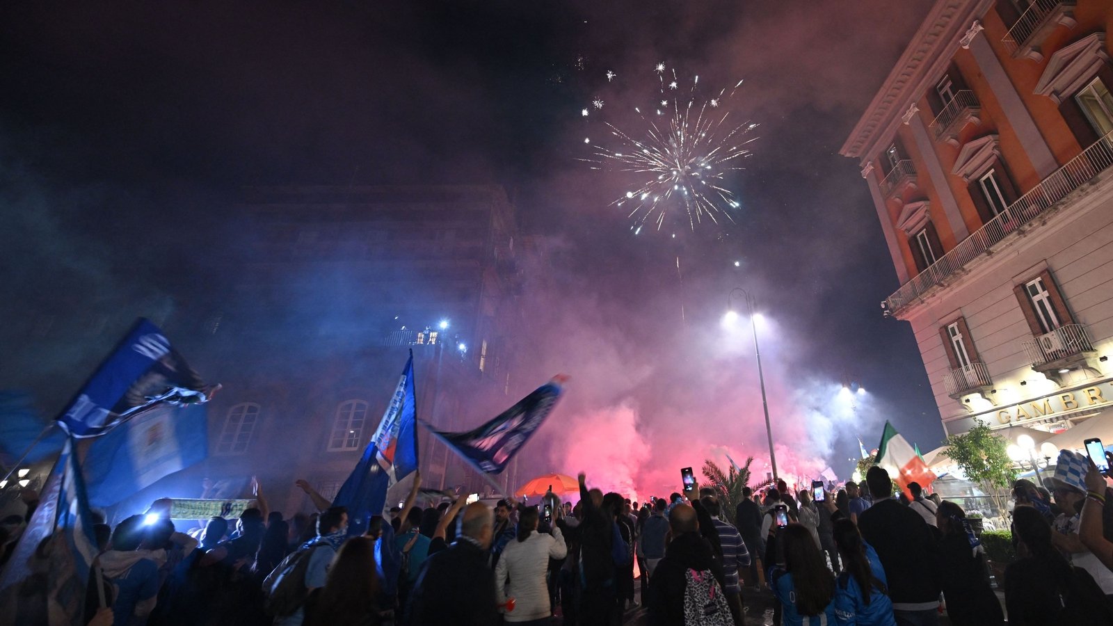Ẩu đả, bạo loạn gây chết người sau khi Napoli vô địch Serie A - Bóng Đá