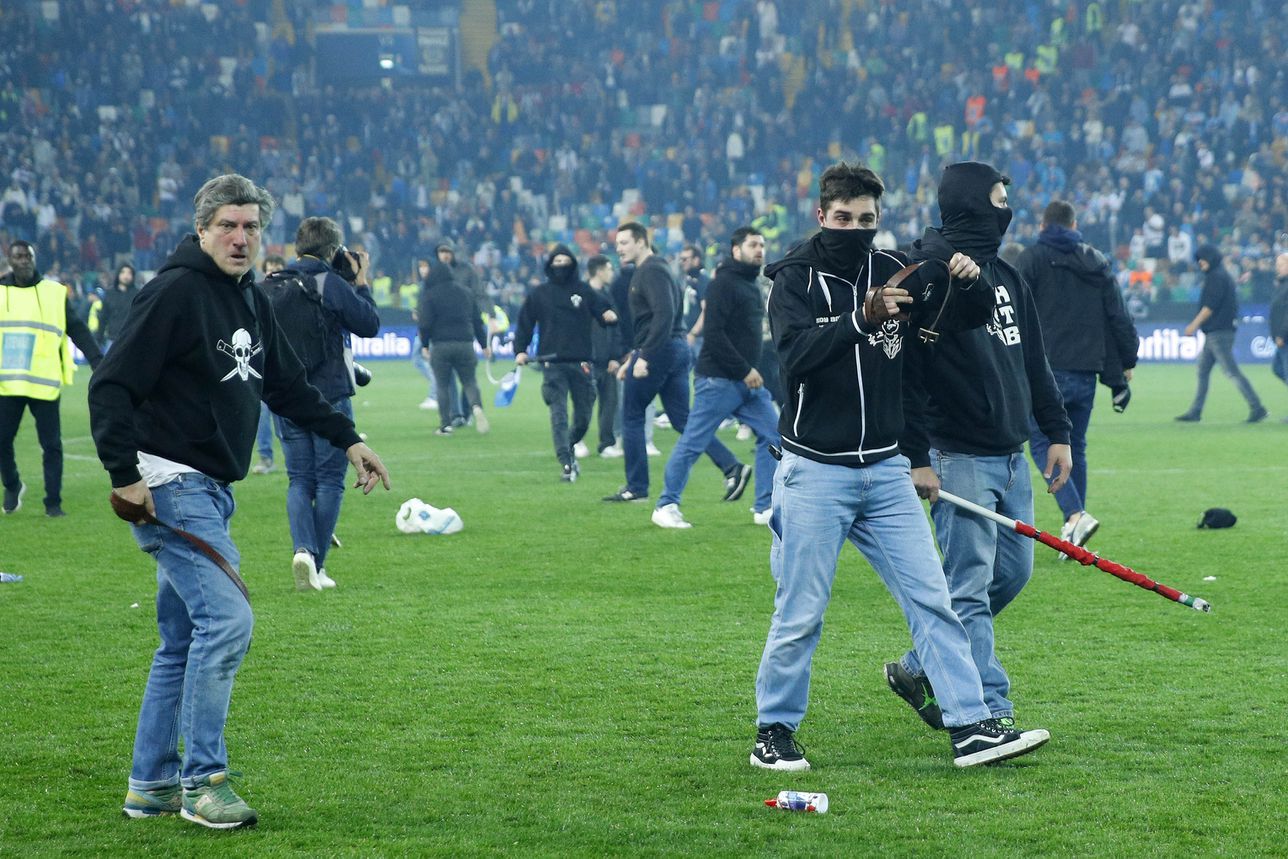 Ẩu đả, bạo loạn gây chết người sau khi Napoli vô địch Serie A - Bóng Đá