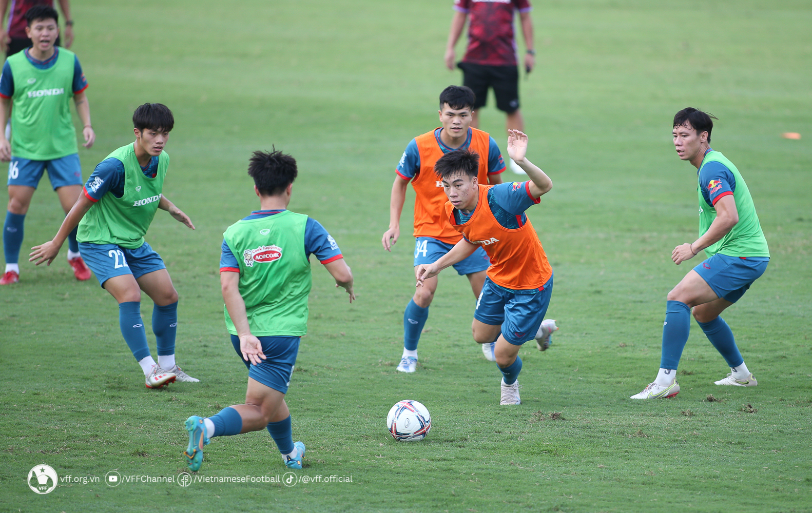 Cầu thủ Việt kiều tranh bóng với Tuấn Anh trong buổi tập của tuyển Việt Nam  - Bóng Đá
