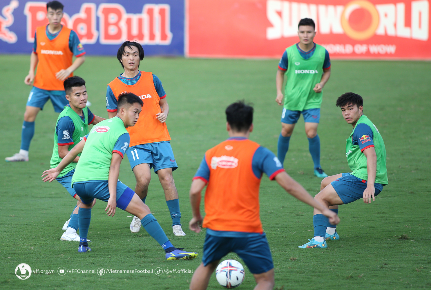 Cầu thủ Việt kiều tranh bóng với Tuấn Anh trong buổi tập của tuyển Việt Nam  - Bóng Đá