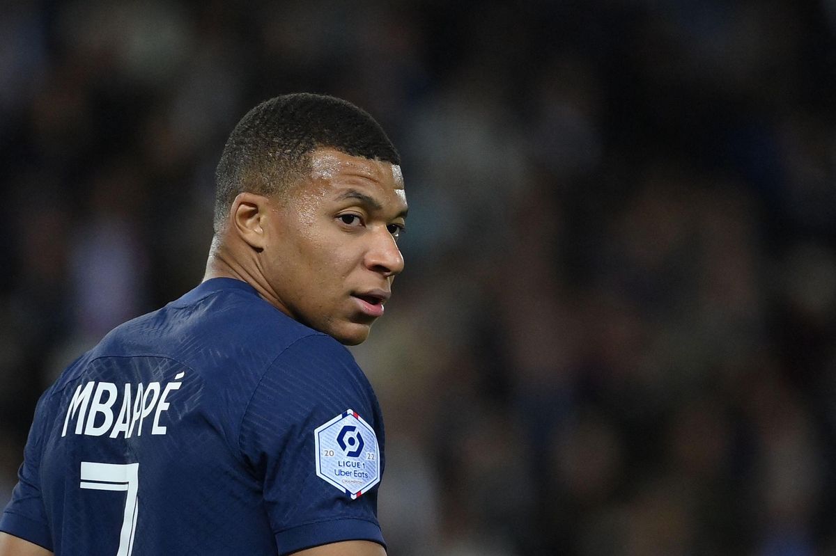 Tuy nhiên, vụ lùm xùm một lần nữa tái khẳng định ý định của Mbappe. Nhà vô địch World Cup 2022 sẽ không gắn bó lâu dài với đội bóng thủ đô Paris. Cảm giác Mbappe cũng chán ngấy cuộc sống tại Parc des Princes. Bản thân anh luôn bị vướng vào những vụ lùm xùm không đáng có. Vì thế, Mbappe chưa bao giờ có thể tập trung hoàn toàn vào việc chơi bóng.