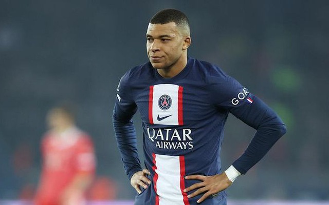 Với những gì diễn ra, PSG nổi giận. Theo Fabrizio Romano, PSG chỉ cho Mbappe hai lựa chọn. Đó là gia hạn hợp đồng hoặc bị bán trong mùa hè này.