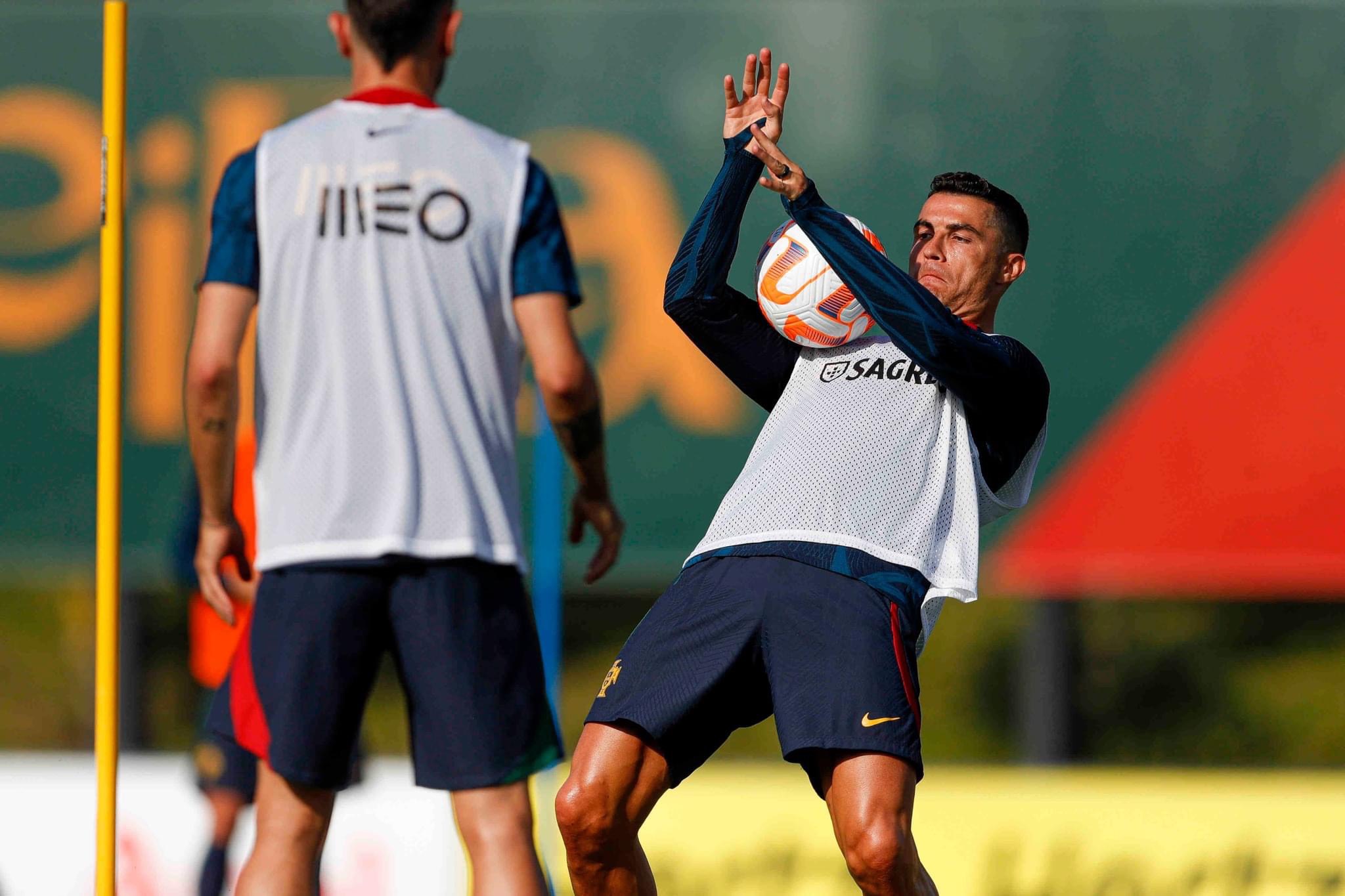 Ronaldo mồ hôi nhễ nhại; Nỗ lực của Fernandes - Bóng Đá