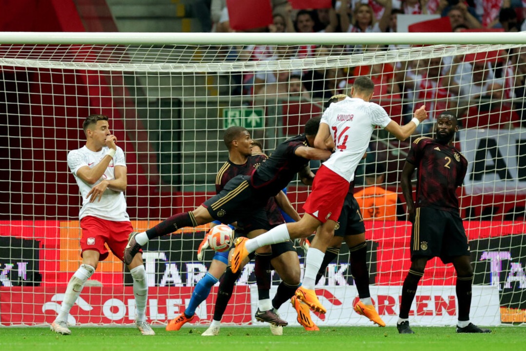 Sao Arsenal ghi bàn, Ba Lan quật ngã Đức - Bóng Đá