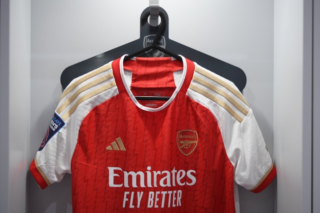 Arsenal stop home shirt sales after error spotted on Adidas kit - Bóng Đá