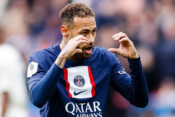 PSG muốn bán Neymar.