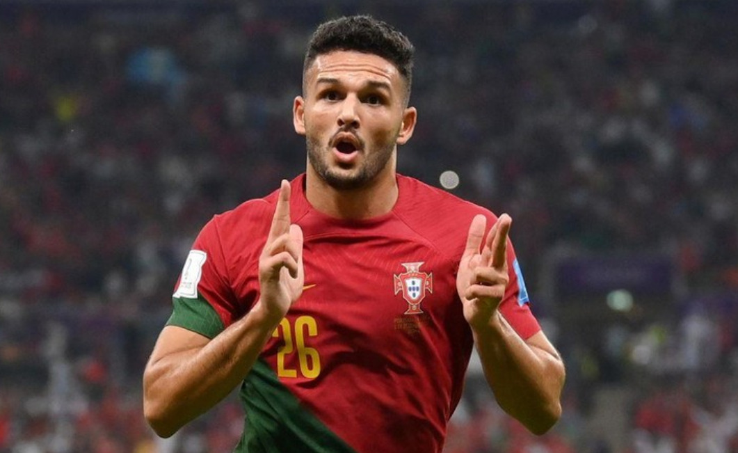 Ramos là mẫu tiền đạo toàn diện hơn cầu thủ người Serbia. Bên cạnh bản năng sát thủ, anh còn xuất sắc khi pressing tầm cao và thường giành chiến thắng trong các cuộc tranh chấp tay đôi. Đây là cách chơi phù hợp với HLV Erik ten Hag.