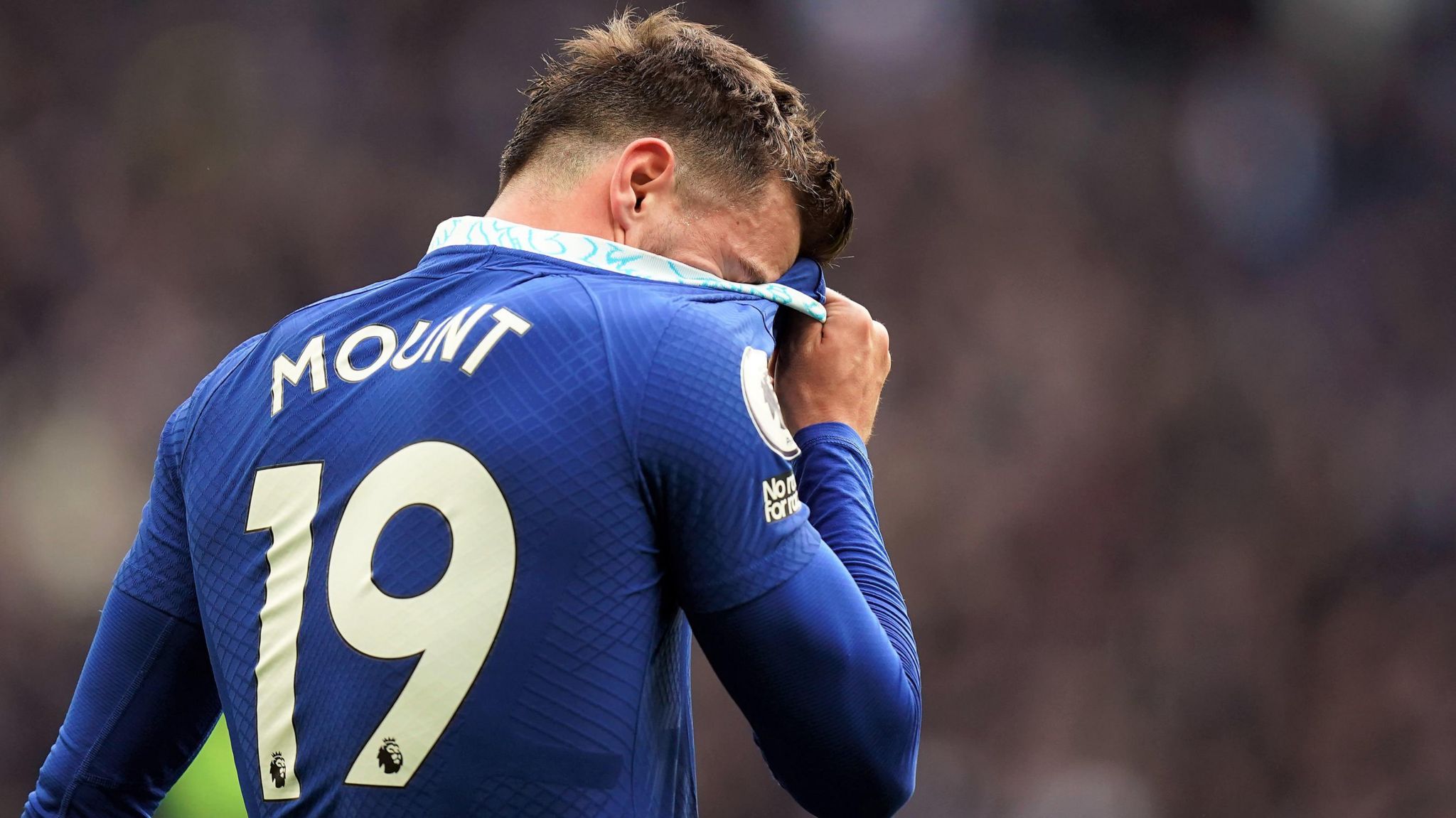Trong màu áo Chelsea, Mount trở nên quen thuộc với chiếc áo số 19.
