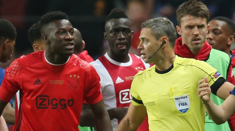 Onana (áo đỏ) từng đối đầu Man Utd thời điểm khoác áo Ajax.