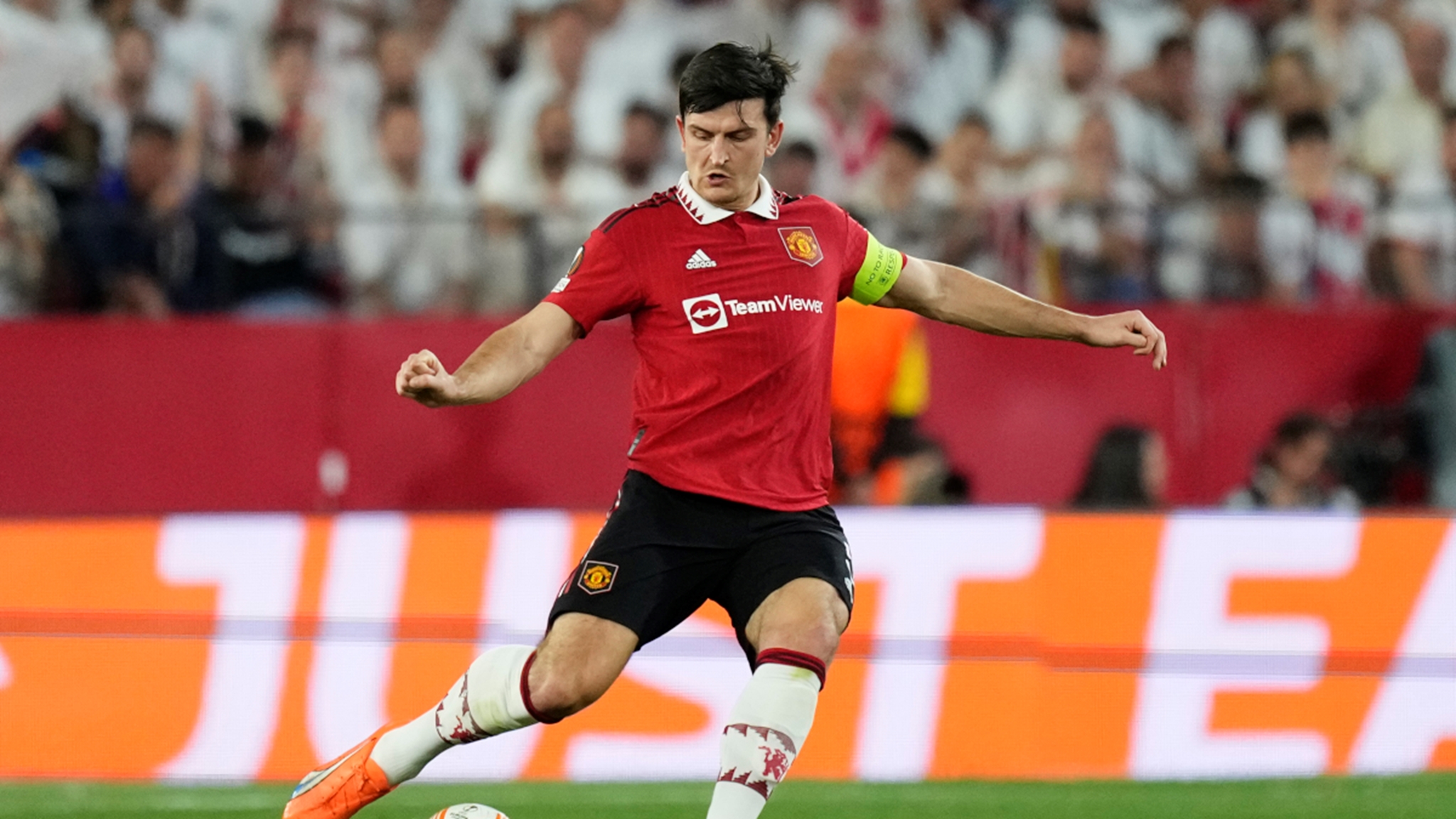 The Athletic: Man Utd not openly looking to sell Harry Maguire, though there is a willingness to listen to offers  - Bóng Đá