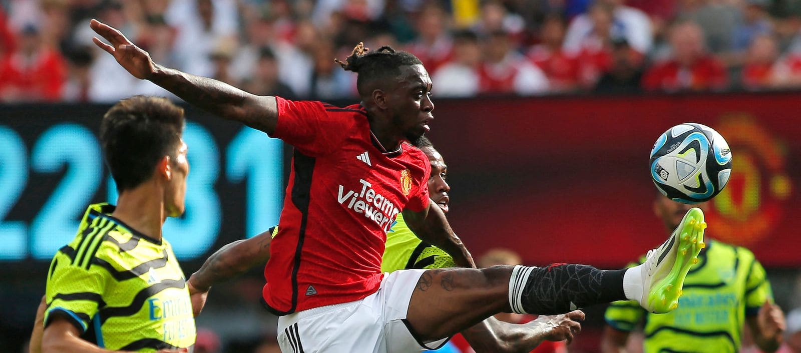 Aaron Wan-Bissaka impresses going forward against Arsenal while Luke Shaw guaranteed to start - Bóng Đá