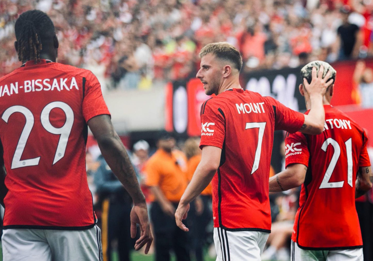 Aaron Wan-Bissaka impresses going forward against Arsenal while Luke Shaw guaranteed to start - Bóng Đá