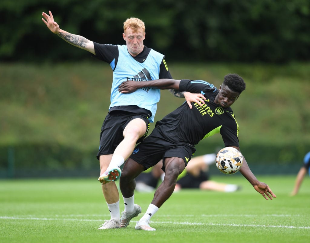 Taylor Foran has now been seen in Arsenal training grappling with Bukayo Saka. - Bóng Đá