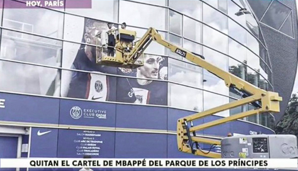  Kylian Mbappe’s poster in the stadium is being removed by PSG  - Bóng Đá