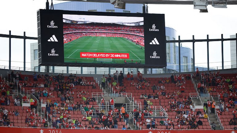 Trận đấu của Arsenal bị hoãn hơn 30 phút.
