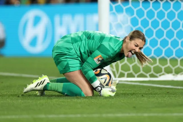 Manchester United goalkeeper Mary Earps could depart the club amid growing interest from Arsenal - Bóng Đá