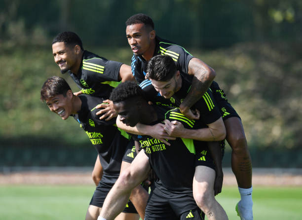  a picture which has been released by the media involving Bukayo Saka carrying Gabriel and Declan Rice on his shoulders - Bóng Đá