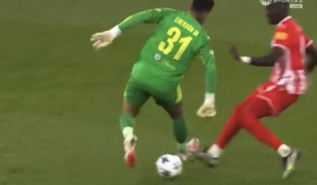 Pep Guardiola looks unhappy with Ederson after goalkeeper attempts Cruyff turn during Champions League clash against Crvena Zvezda - Bóng Đá